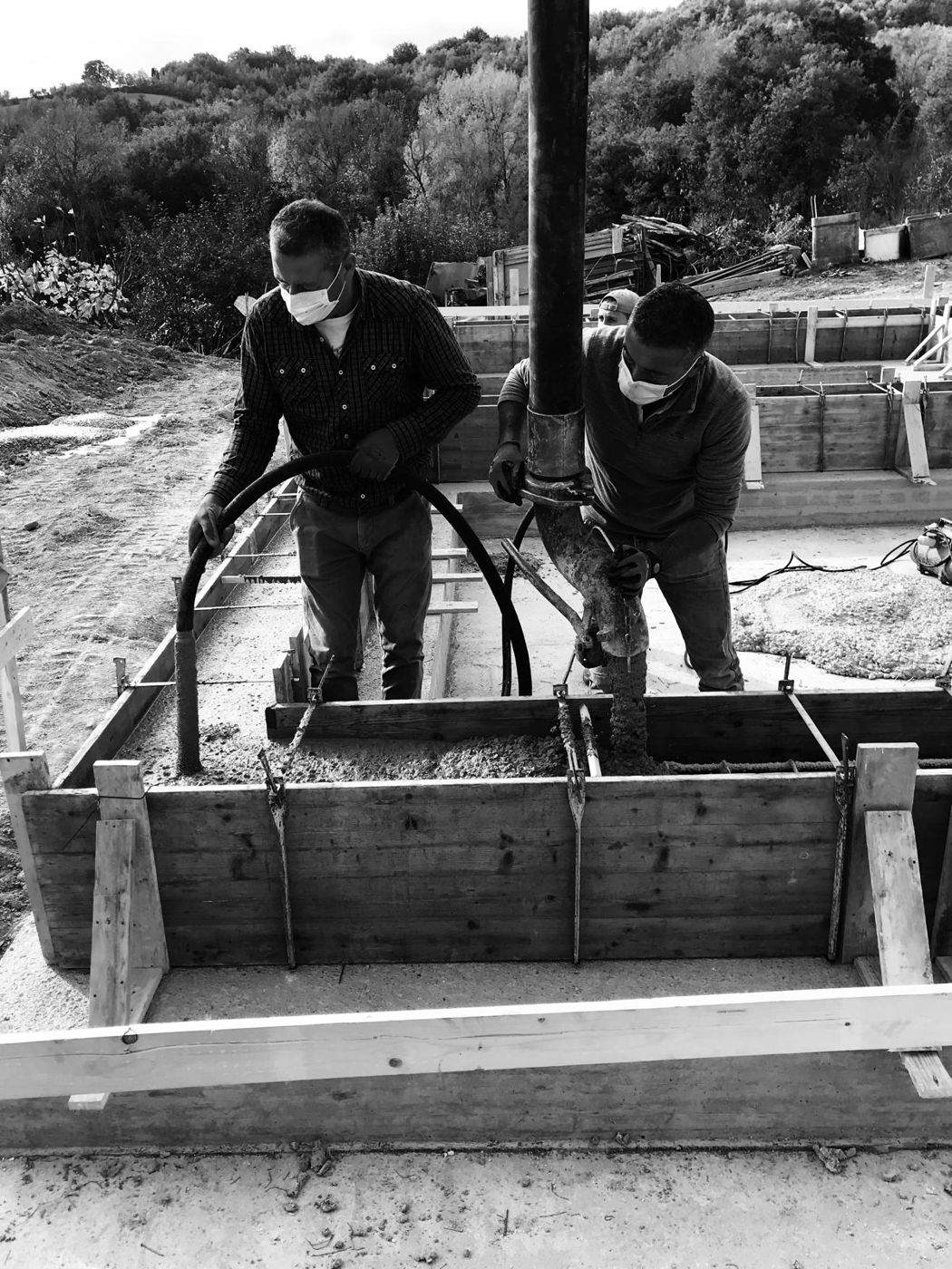 Valerio e Livio Iapaolo durante un getto di calcestruzzo in cantiere